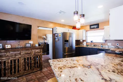 Kitchen - 177 E Roper Rd, Willcox, AZ 85643 photo 4 of 5