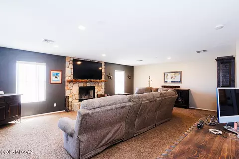 Living - 177 E Roper Rd, Willcox, AZ 85643 photo 3 of 4