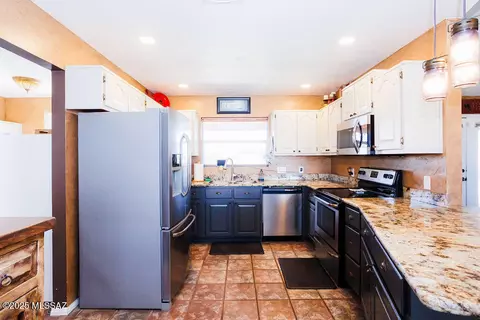 Kitchen - 177 E Roper Rd, Willcox, AZ 85643 photo 3 of 5