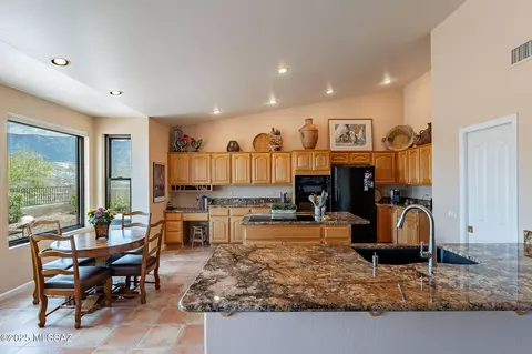 Kitchen - 65272 Emerald Ridge Dr, Tucson, AZ 85739 photo 6 of 9