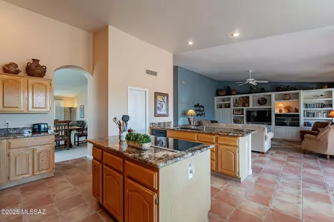 Kitchen - 65272 Emerald Ridge Dr, Tucson, AZ 85739 photo 4 of 9