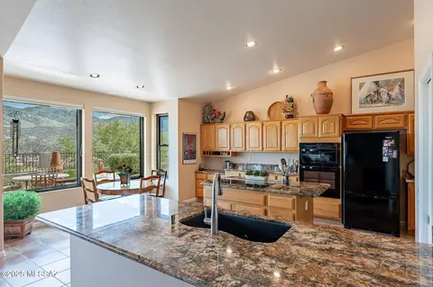 Kitchen - 65272 Emerald Ridge Dr, Tucson, AZ 85739 photo 7 of 9