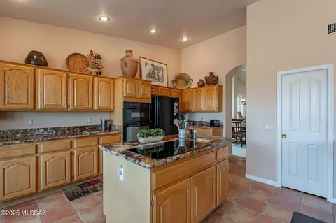 Kitchen - 65272 Emerald Ridge Dr, Tucson, AZ 85739 photo 3 of 9