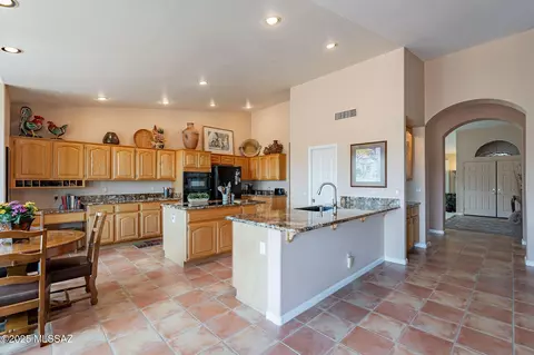 Kitchen - 65272 Emerald Ridge Dr, Tucson, AZ 85739 photo 5 of 9