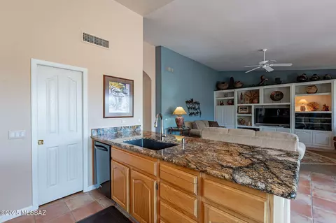 Kitchen - 65272 Emerald Ridge Dr, Tucson, AZ 85739 photo 8 of 9