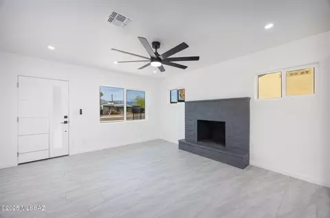 Living - 4632 E 24th St, Tucson, AZ 85711 photo 2 of 2