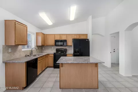 Kitchen - 13140 E Mesquite Flat Spring Dr, Vail, AZ 85641 photo 2 of 4