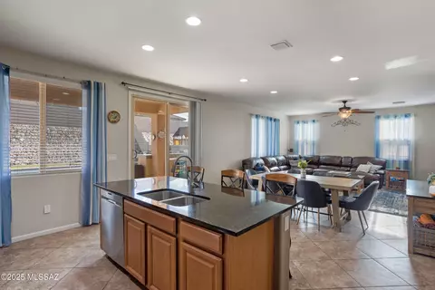 Kitchen - 11346 E Squash Blossom Loop, Tucson, AZ 85747 photo 4 of 4