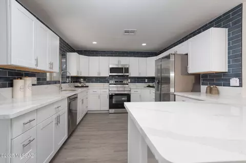 Kitchen - 10017 Eric Alan Pl, Tucson, AZ 85748 photo 1 of 5