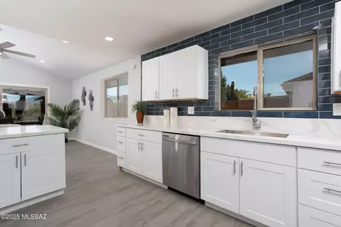 Kitchen - 10017 Eric Alan Pl, Tucson, AZ 85748 photo 4 of 5
