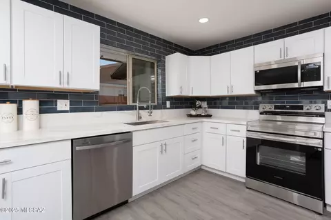 Kitchen - 10017 Eric Alan Pl, Tucson, AZ 85748 photo 3 of 5