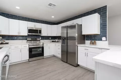 Kitchen - 10017 Eric Alan Pl, Tucson, AZ 85748 photo 2 of 5