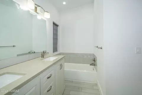 Bath - 543 E Wagon Bluff Dr, Tucson, AZ 85704 photo 3 of 4