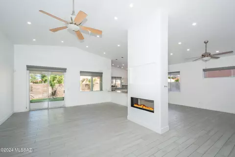 Living - 543 E Wagon Bluff Dr, Tucson, AZ 85704 photo 1 of 6