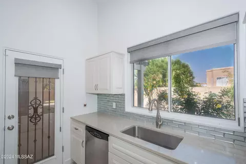 Kitchen - 543 E Wagon Bluff Dr, Tucson, AZ 85704 photo 3 of 5