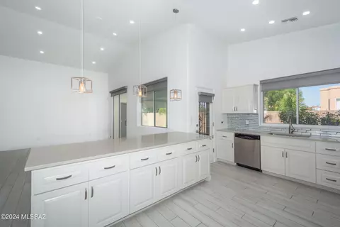 Kitchen - 543 E Wagon Bluff Dr, Tucson, AZ 85704 photo 2 of 5