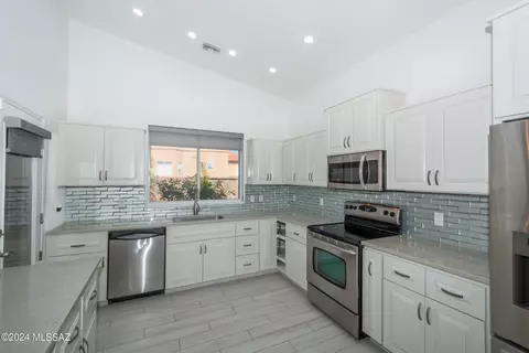 Kitchen - 543 E Wagon Bluff Dr, Tucson, AZ 85704 photo 1 of 5