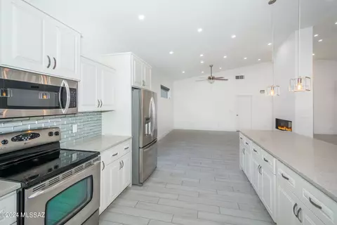 Kitchen - 543 E Wagon Bluff Dr, Tucson, AZ 85704 photo 4 of 5