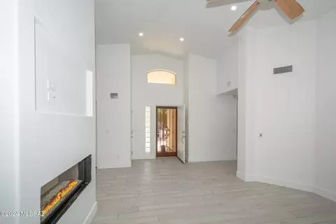 Living - 543 E Wagon Bluff Dr, Tucson, AZ 85704 photo 2 of 6