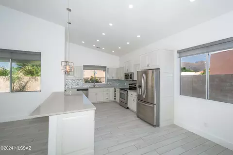 Kitchen - 543 E Wagon Bluff Dr, Tucson, AZ 85704 photo 5 of 5