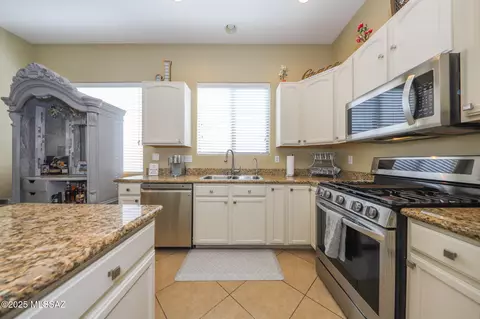Kitchen - 12523 E Rust Canyon Pl, Vail, AZ 85641 photo 2 of 5