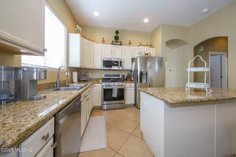 Kitchen - 12523 E Rust Canyon Pl, Vail, AZ 85641 photo 1 of 5