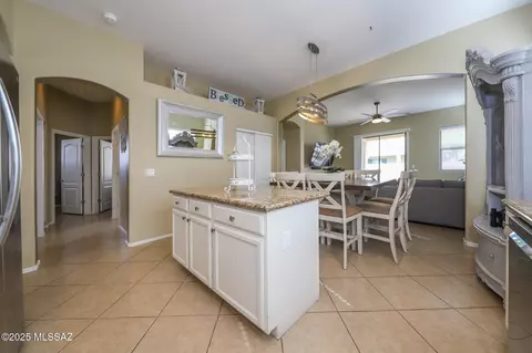 Kitchen - 12523 E Rust Canyon Pl, Vail, AZ 85641 photo 4 of 5