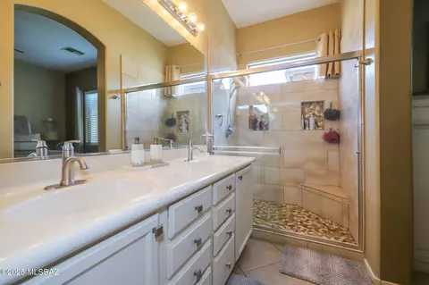 Bath - 12523 E Rust Canyon Pl, Vail, AZ 85641 photo 2 of 4