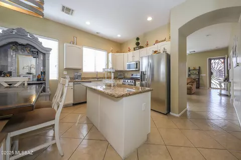 Kitchen - 12523 E Rust Canyon Pl, Vail, AZ 85641 photo 3 of 5