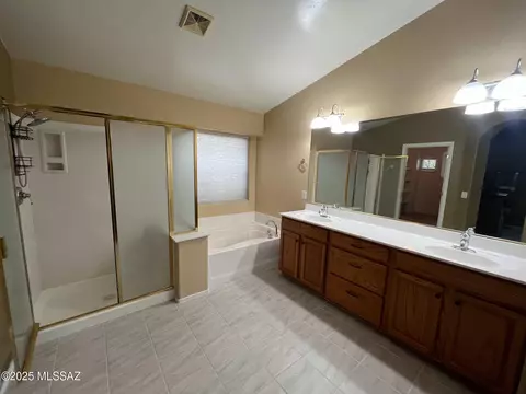 Bath - 60954 E Rock Ledge Loop, Tucson, AZ 85739 photo 3 of 3