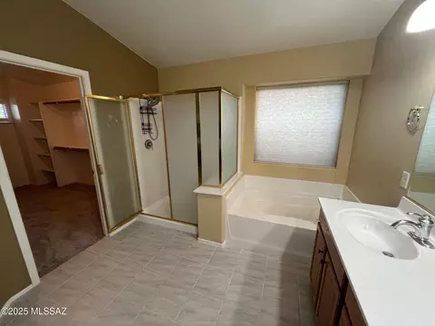 Bath - 60954 E Rock Ledge Loop, Tucson, AZ 85739 photo 2 of 3