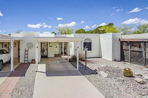 221 N Calle Del Lago, Green Valley, AZ 85614