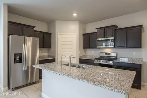 Kitchen - 9989 N Ruby Range Trl, Marana, AZ 85653 photo 2 of 3