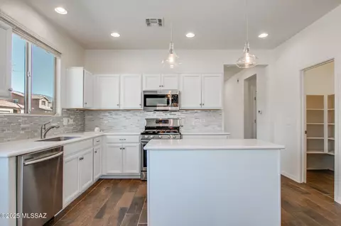 Kitchen - 60244 E Paddock Ct, Saddlebrooke, AZ 85739 photo 2 of 2