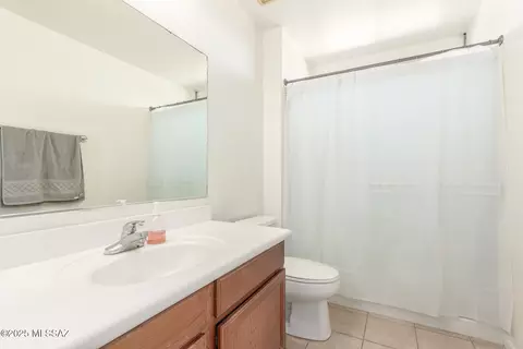 Bath - 9175 E Green Sage Pl, Vail, AZ 85641 photo 3 of 4