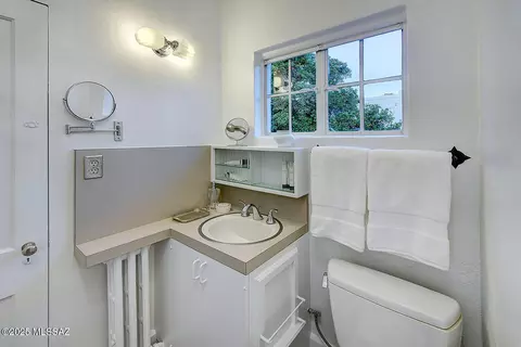 Bath - 2020 E 4th St, Tucson, AZ 85719 photo 3 of 4