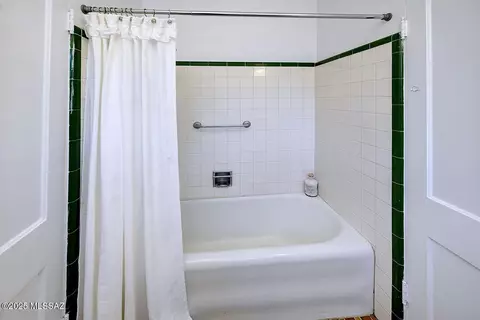 Bath - 2020 E 4th St, Tucson, AZ 85719 photo 2 of 4