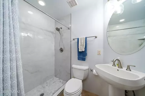 Bath - 13803 E Corte La Pata, Vail, AZ 85641 photo 1 of 6