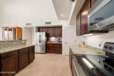 Kitchen - 13803 E Corte La Pata, Vail, AZ 85641 photo 2 of 3