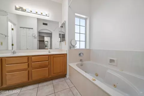 Bath - 655 E Squirrel Tail Dr, Tucson, AZ 85704 photo 1 of 4