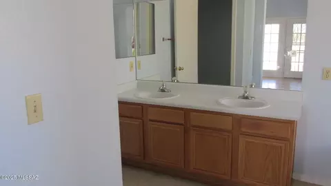 Bath - 5465 S Wembly Rd, Tucson, AZ 85746 photo 2 of 3