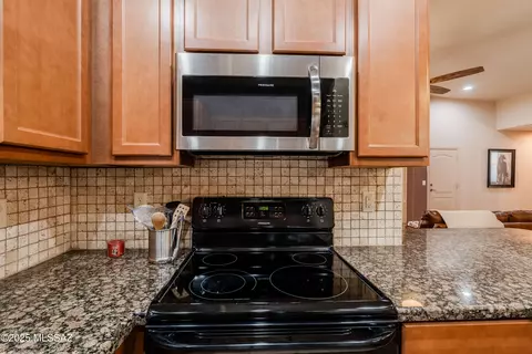 Kitchen - 10594 E Marchetti Loop, Tucson, AZ 85747 photo 5 of 6