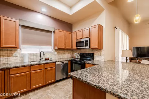 Kitchen - 10594 E Marchetti Loop, Tucson, AZ 85747 photo 2 of 6