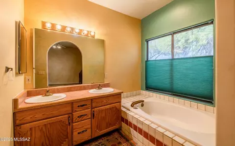 Bath - 11041 E Luster Light Pl, Tucson, AZ 85748 photo 1 of 4