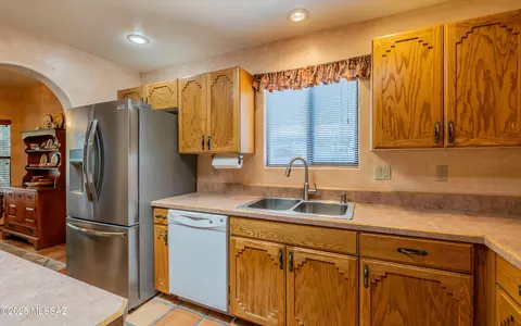 Kitchen - 11041 E Luster Light Pl, Tucson, AZ 85748 photo 3 of 4