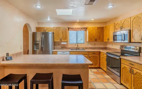 Kitchen - 11041 E Luster Light Pl, Tucson, AZ 85748 photo 2 of 4