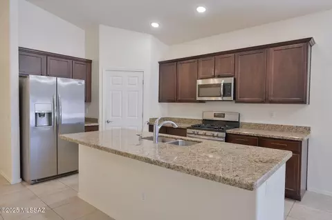 Kitchen - 12260 Domnitch Dr, Vail, AZ 85641 photo 5 of 7