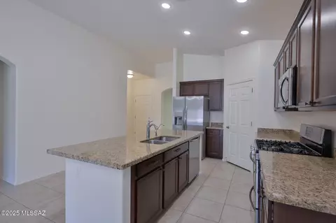 Kitchen - 12260 Domnitch Dr, Vail, AZ 85641 photo 4 of 7