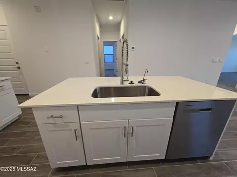 Kitchen - 14045 E Crotalus Way E, Vail, AZ 85641 photo 4 of 5