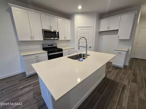 Kitchen - 14045 E Crotalus Way E, Vail, AZ 85641 photo 2 of 5